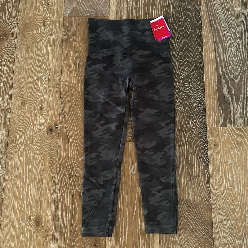 NEW! SPANX cropped mossy green/gray camo leggings, size S/P, 2-4